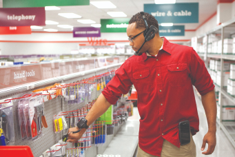 el hombre utiliza la tecnología de picking por voz en el comercio minorista