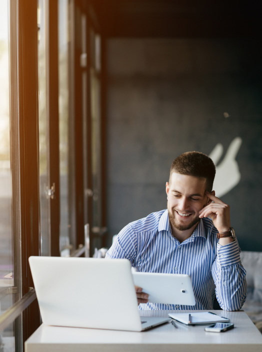 hombre utilizando un dispositivo móvil